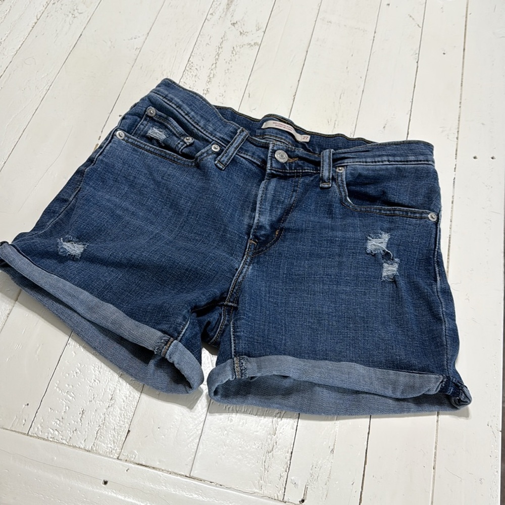 Levi’s mid length shorts size 27 lots of stretch denim